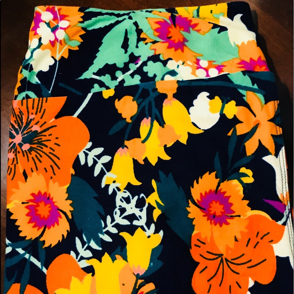 BNWOT : LULAROE TC LEGGINGS
